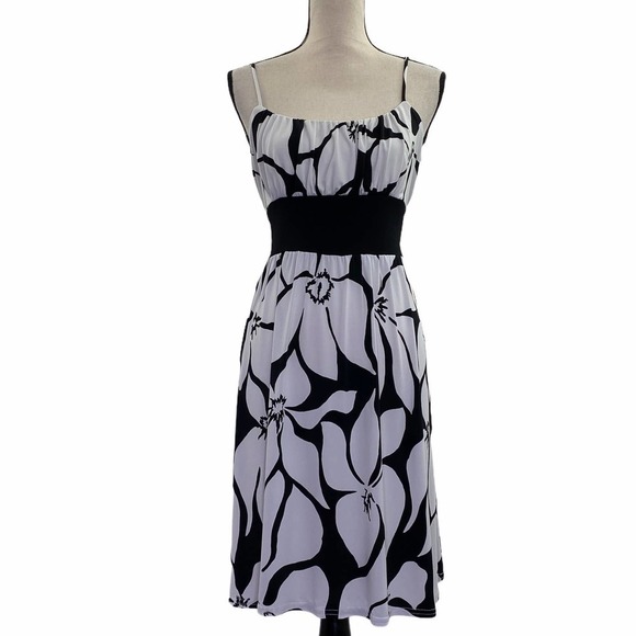 Wrapper Dresses & Skirts - WRAPPER Black White Floral Mini Dress Size Large